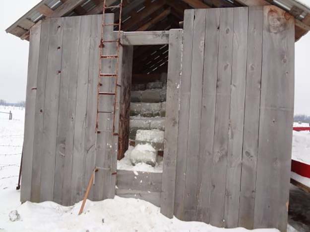 An Amish ice house. Read more at http://survivallife.com/2015/10/05/off-the-grid-straw-and-ice/