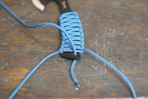 uses-paracord-knife-handle
