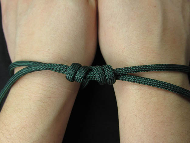 uses-paracord-handcuffs