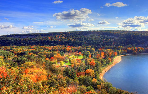 Fall foliage at devil's lake state park in Wisconsin.