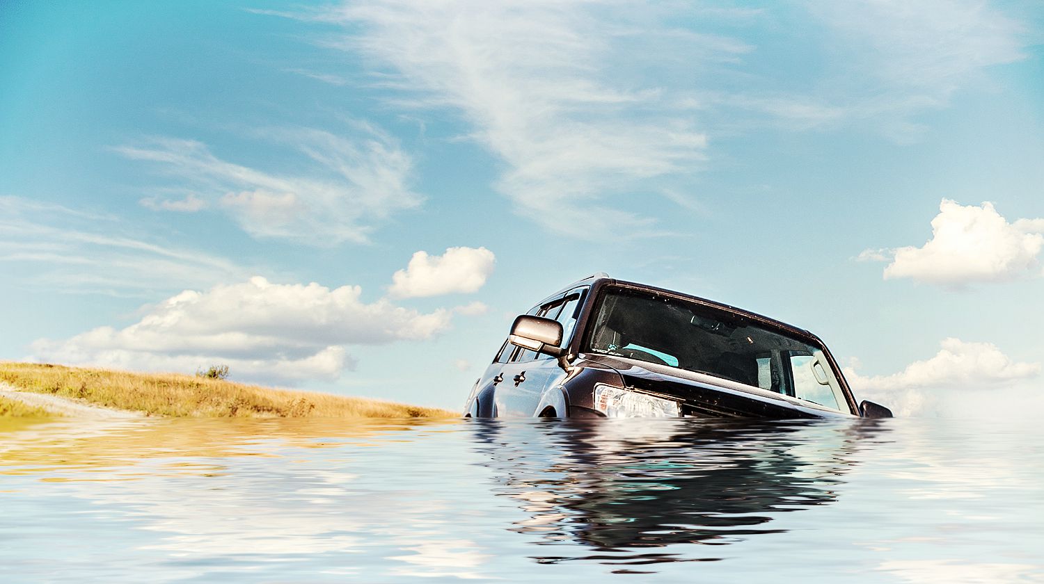 Feature | S.U.V. crossing of the river | Escape a Sinking Car: What To Do When You're Submerged