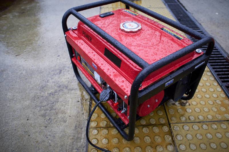 electric-generator-used-rain-on-ground hurricane survival