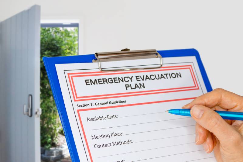 hand-writing-emergency-evacuation-plan-on hurricane survival