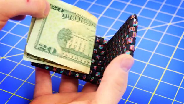 Put Cash and Cards in the Wallet |  DIY Paracord Wallet
