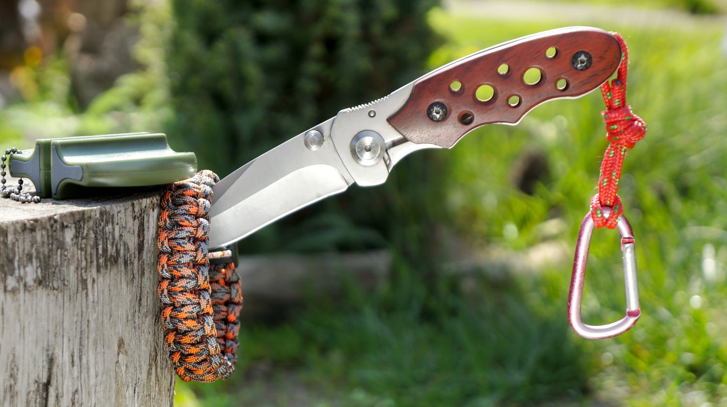 Survival kit knife and paracord bracelet | Bear Grylls' Survival Kit Review | Featured