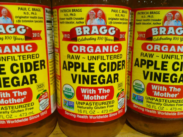 apple cider vinegar 12 Home Remedies For Poison Ivy, Oak, and Sumac