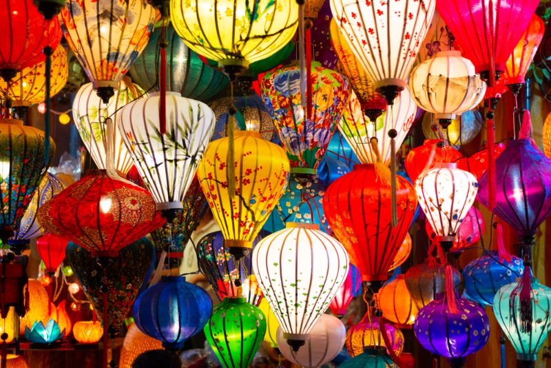 beautiful-decoration-lanterns-light-night-market camping light
