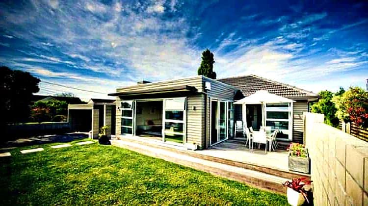 exterior modern designer home ways to cool your house ss feature image