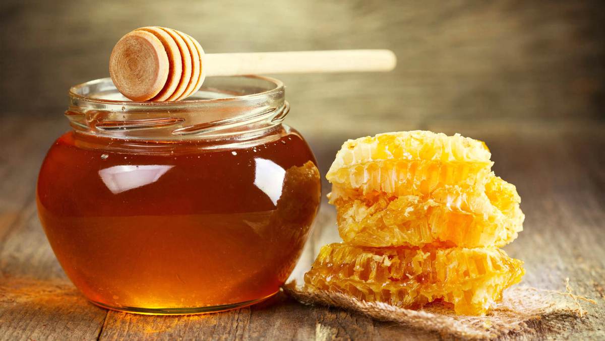Jar of honey with honeycomb | Survival Food Items That Will Outlast The Apocalypse