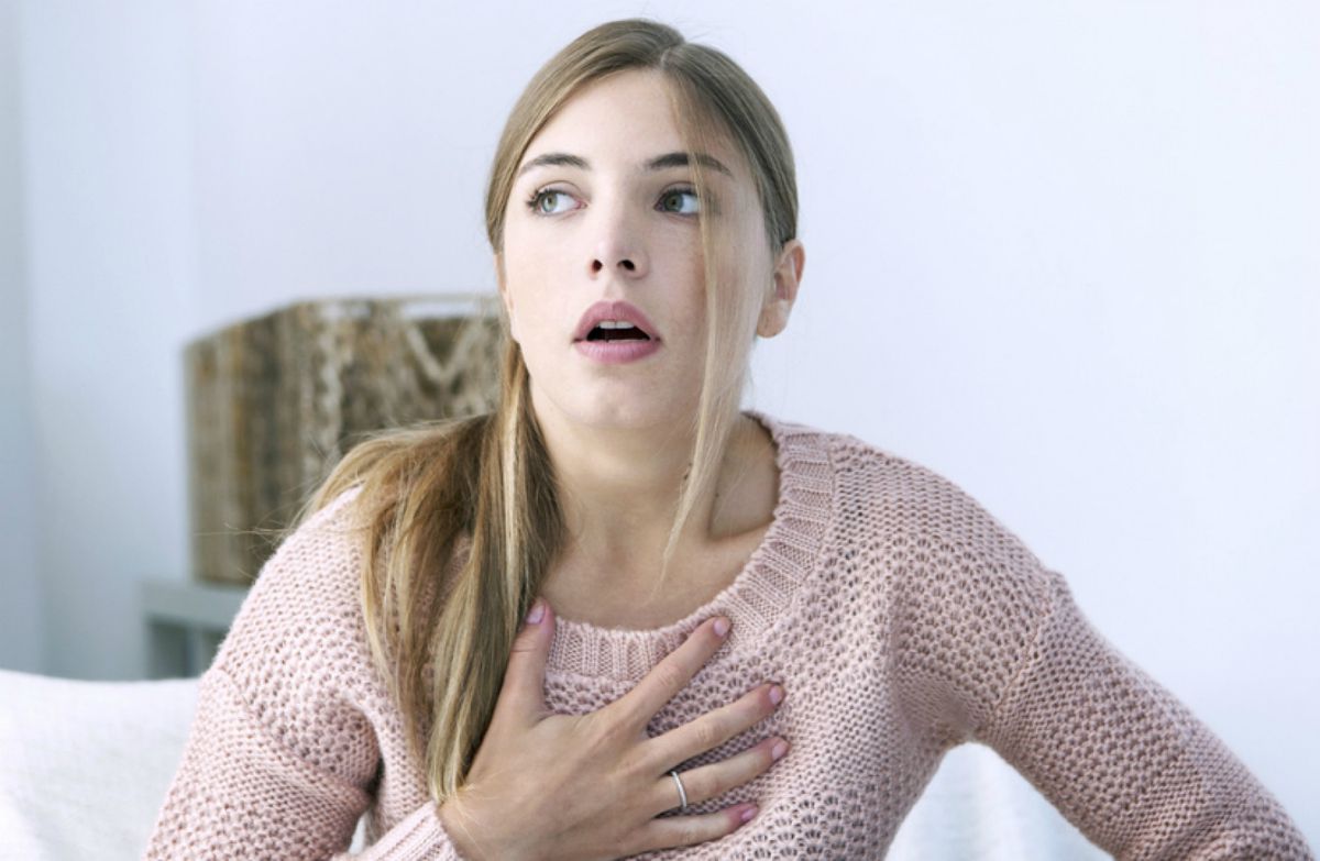 Woman difficult to breath | Heart Attack Signs You Should Know To Survive When You Are Alone
