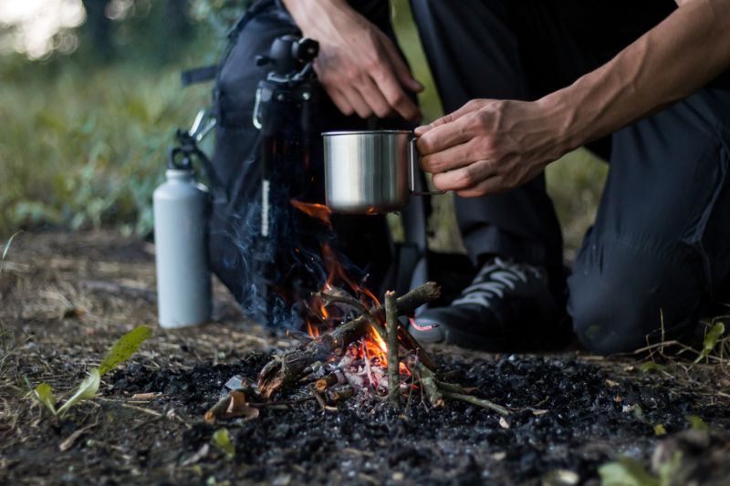 camping-survival-cooking-outdoors-fire-tin survival hacks 