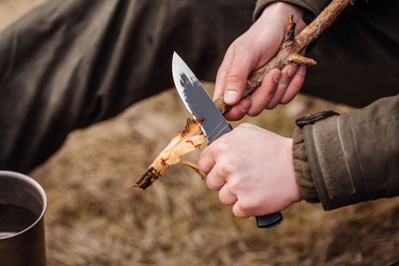close-hand-hunter-man-knife-cut survival hacks
