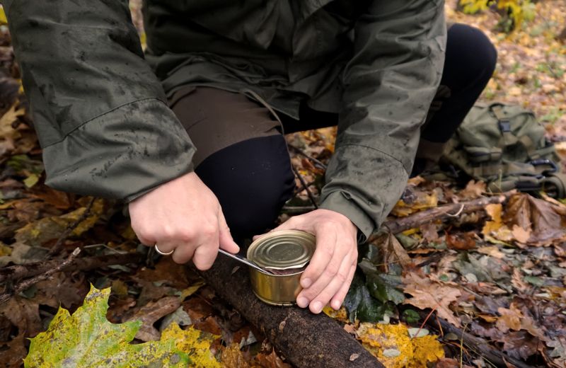 opening-can-knife survival hacks 
