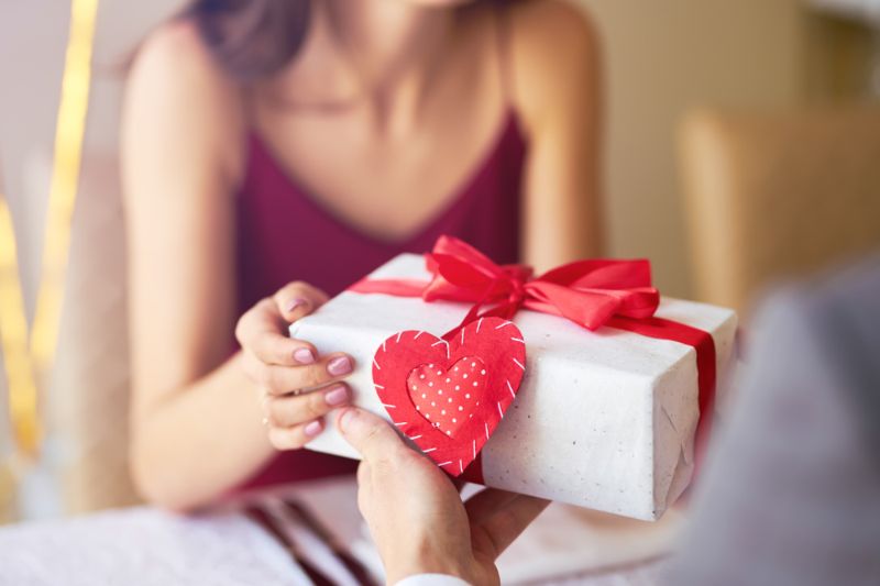 valentines-day-concept-happy-couple-love Valentine's Day gifts for her