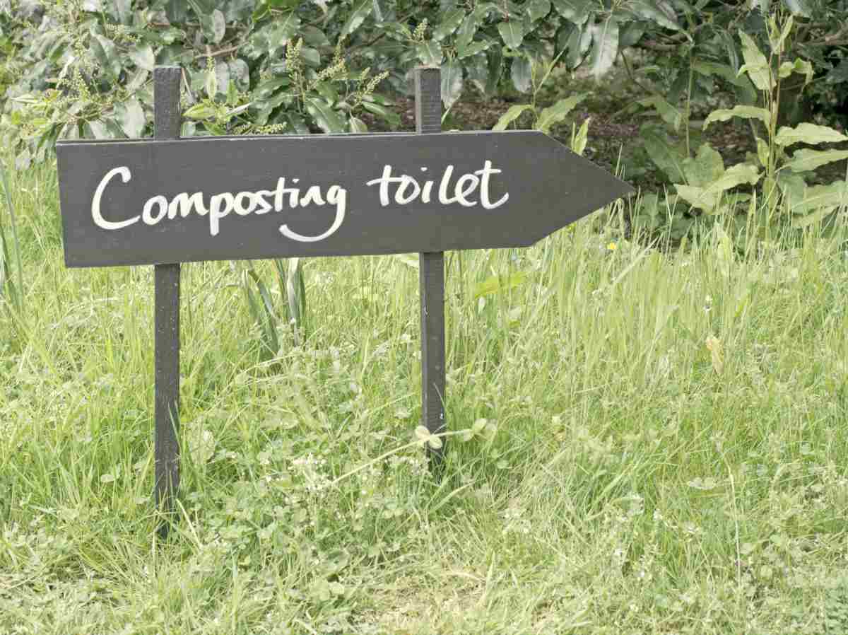 composting toilet sign | VIDEO TUTORIAL: DIY Outdoor Toilet | easy diy outdoor toilet