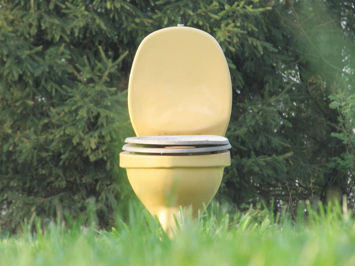 loo meadow outdoor | VIDEO TUTORIAL: DIY Outdoor Toilet | outside toilet solutions
