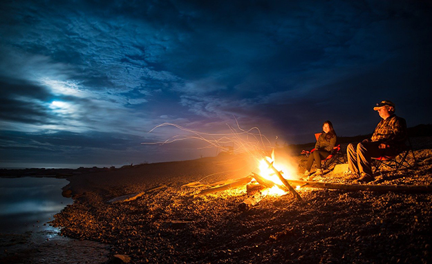 Create a Quick Windbreak Around Your Campfire | Uncommon Aluminum Foil Survival Uses