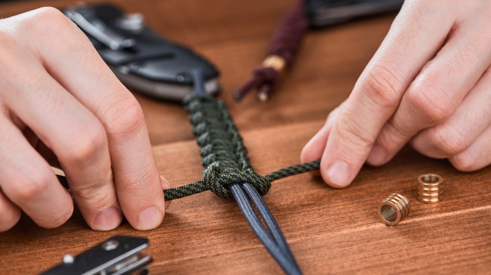 close-on-hands-making-paracord-cobra paracord projects | Featured Image