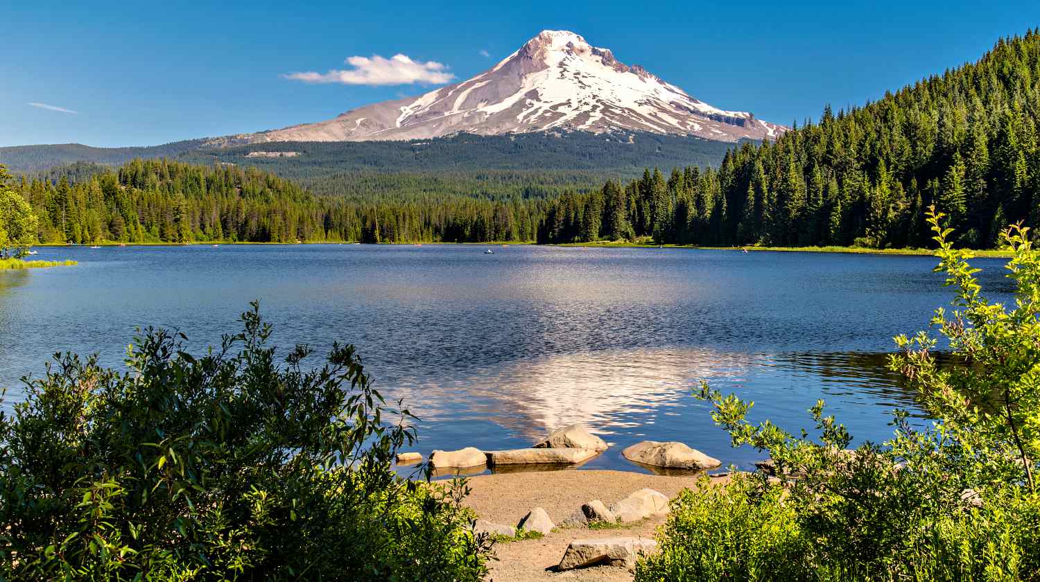 Featured | Boaters enjoying a summer weather on trillium lake in orego | Best Campgrounds In Oregon