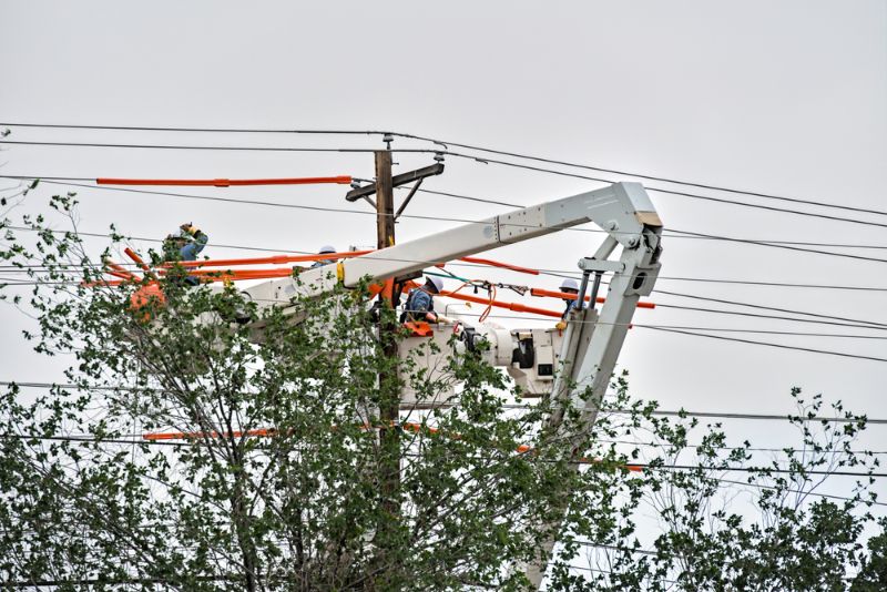 electrician-linemen-repair-power-grid-high flood survival tips