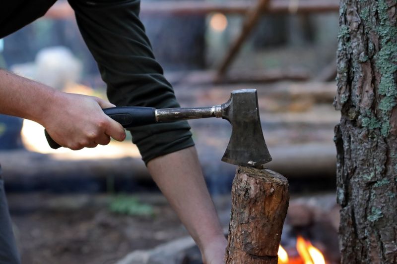 close-hands-man-splitting-wooden-log how to use an axe 