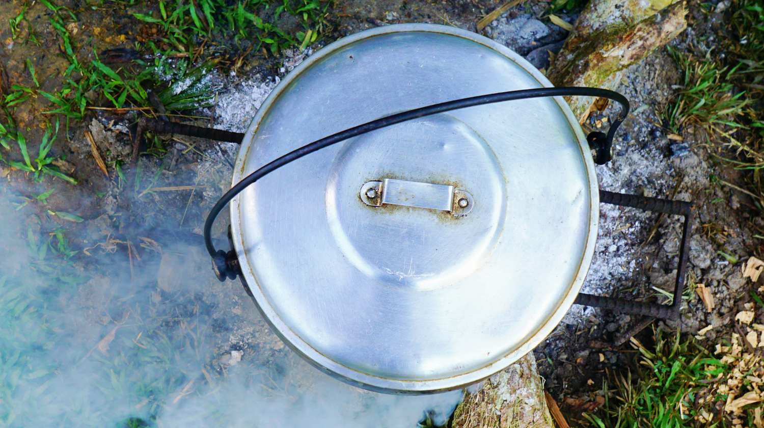 Featured | Cooking rice using cast-iron cauldron pot in outdoor | Make A Survival Cooking Kit From A Zebra Pot