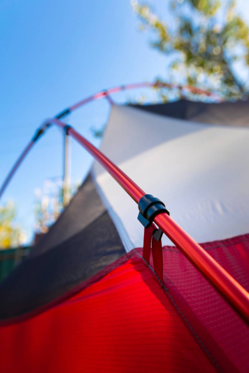 black-clip-pin-on-red-pole camping tents SS