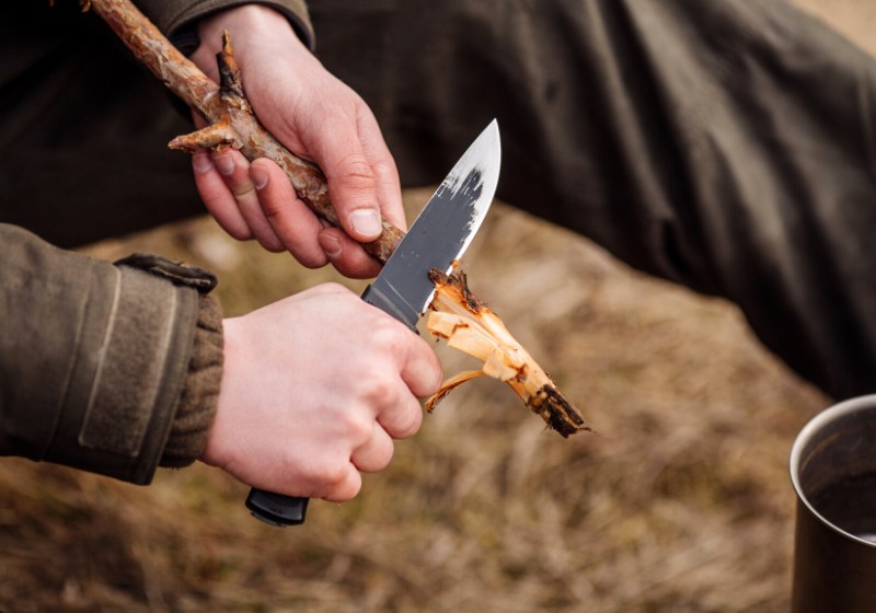 close hand hunter man knife cut | bushcraft knife