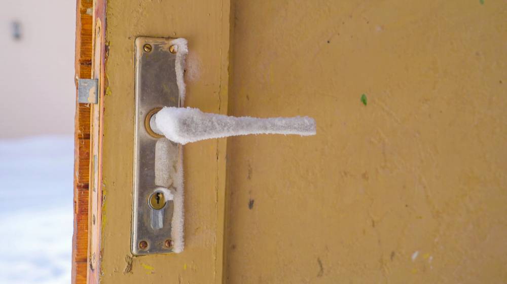 closer-look-door-knob-covered-ice-frozen-lock-SS-Featured