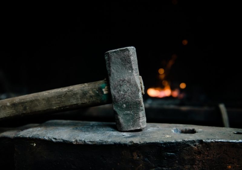 Blacksmith hammer on the anvil Blacksmithing guide SS