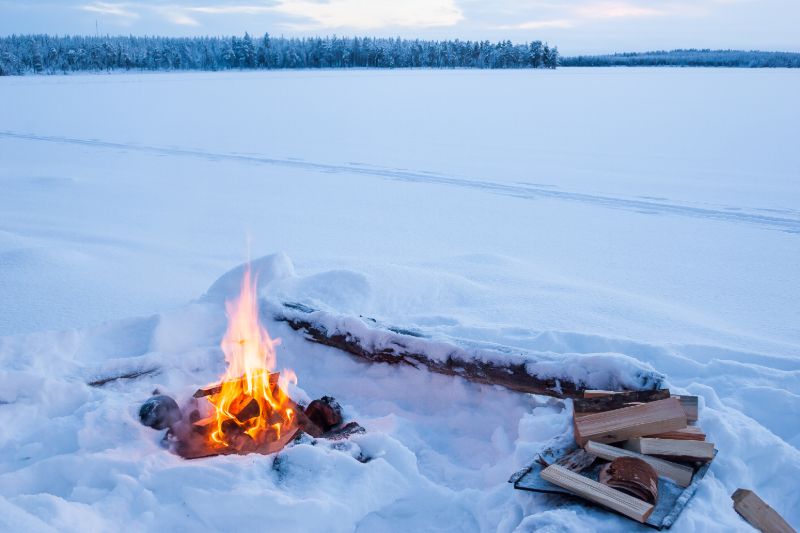lonely-campfire-burning-cold-winter-evening how to start a fire in the snow