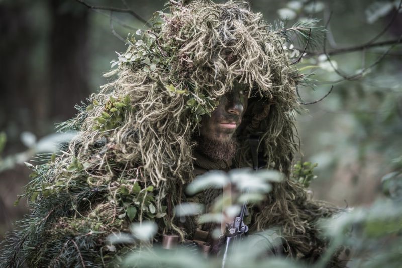 Les guerriers des forces spéciales portent un camouflage lourd Comment faire un costume ghillie