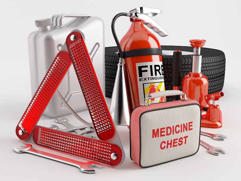 Set consisting of a wheel, fire extinguisher, first aid kit, warning triangle, jack, canister, wrench | How to Design and Create Your Own Emergency Car Kit