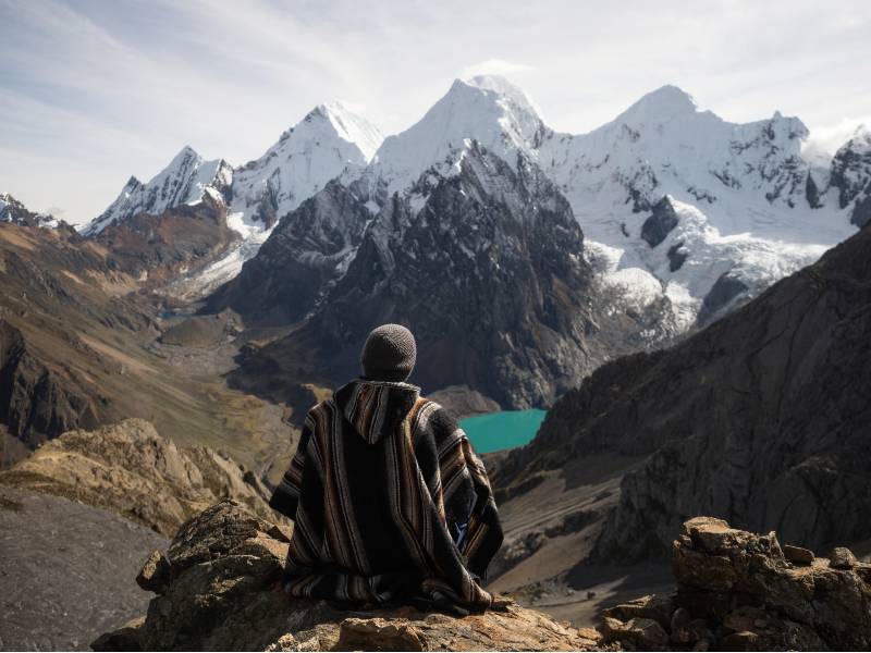 Excursionista masculino en poncho tradicional de la Cordillera | kit de supervivencia de bolsillo