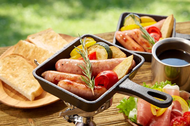 Simple outdoor cooking to enjoy in a skillet pan-easy camping meals for large groups