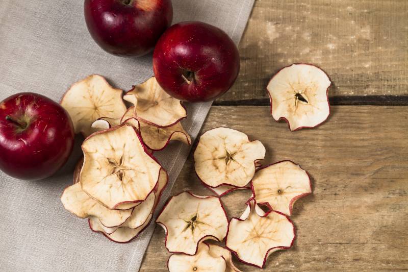Homemade dehydrated apple chips and ripe red apples | foods to dehydrate