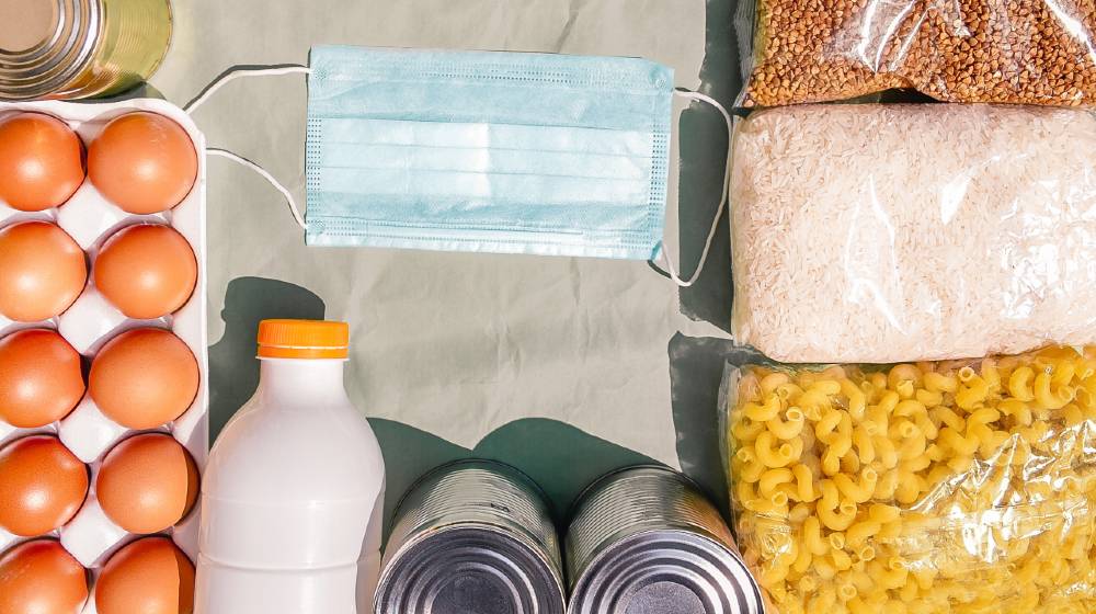 Medical mask and quarantine kit to survive the epidemic. Cereals, vegetable oil, canned food, pasta, chicken eggs and toilet paper | 5 Easy Steps To Building The Ultimate Survival Food Kit | featured