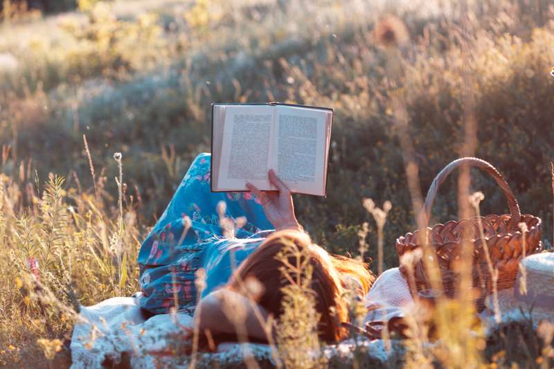 summer-girl-reads-book-on-picnic-what-to-bring-to-a-picnic-ss