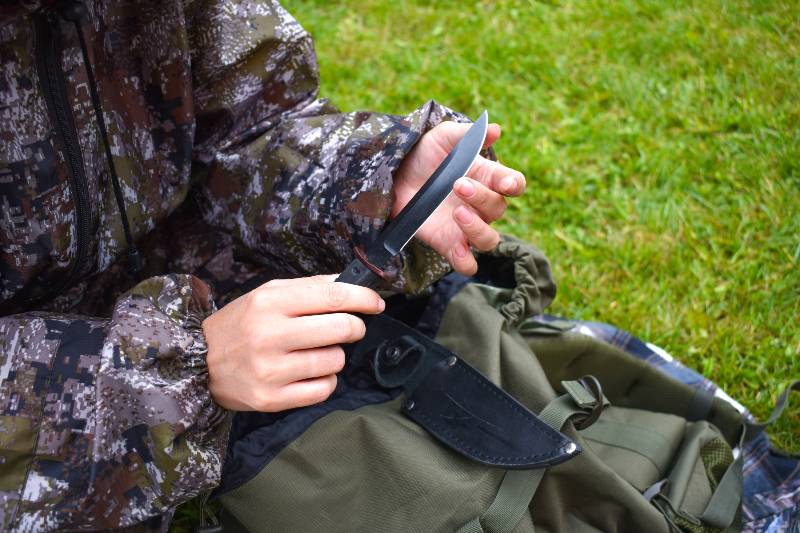 A hunter with a knife.  Sharp, cold steel hunting weapons - what to look for in a survival knife