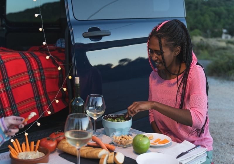 Afrikanisches Mädchen isst Salat an einem Campingtisch |  Picknicktisch-Set |  Top Picknicktisch-Kits auf Amazon 2021