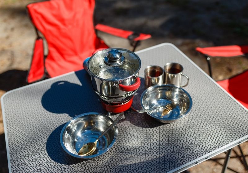 Aluminiumpfanne kocht auf Feuer von einem tragbaren Gasbrenner |  Picknicktisch-Set |  Top Picknicktisch-Kits auf Amazon 2021