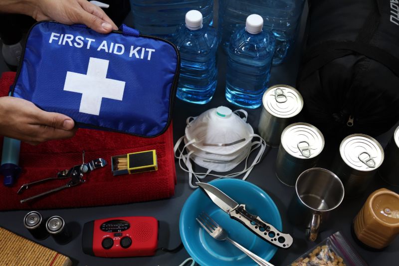 La gestion des catastrophes comprend un kit de préparation |  Nécessaire en cas d'urgence