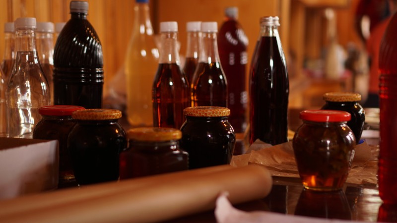 Homemade mead bottles on the shelf of an outdoor market | how to make honey mead