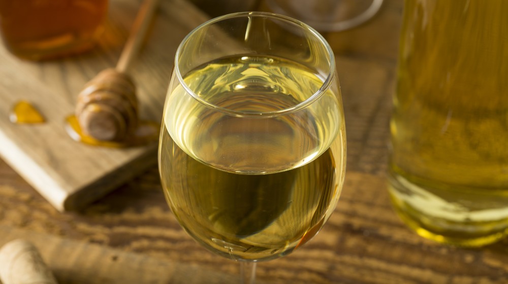 Sweet Yellow Honey Wine Meade Ready to Drink | How to Make Mead | DIY Mead In Six Steps | featured