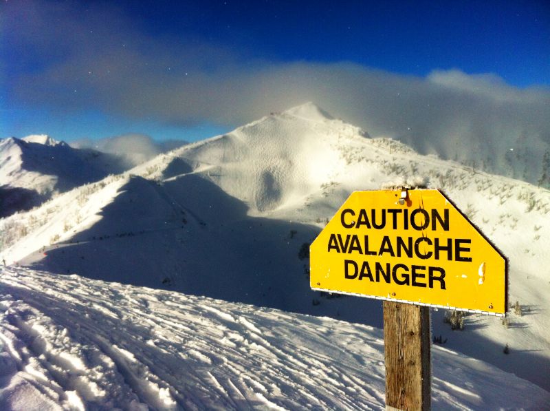 Avalanche danger sign kicking horse ski | Avalanche airbag