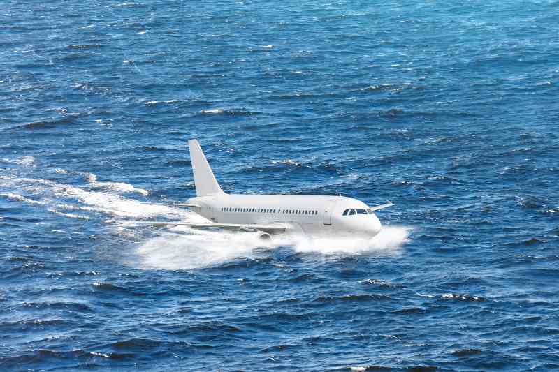 Emergency landing of the airplane on water | Emergency Water Landing Survival Strategy | Survival Strategies