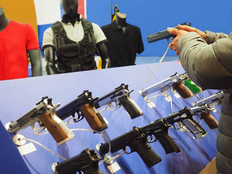 Exhibition of guns, a buyer test the product | Mass Shooting