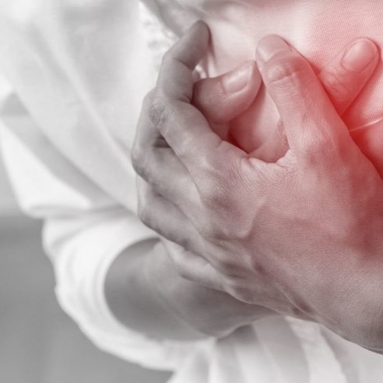 Man clutching his chest acute pain | Heart attack survival rate | Featured