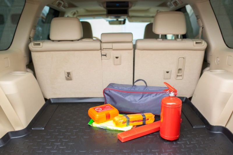 Set for a car from a fire extinguisher, tow rope, tool kit and medical kit in the trunk of an off-road vehicle | Minimum Requirements For Your Emergency Car Kit