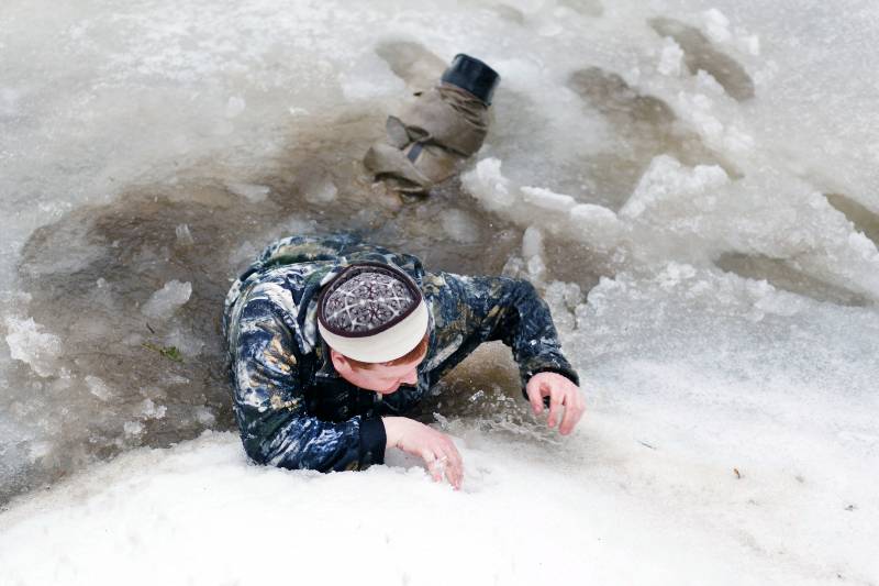 The man fell through the ice and tried to climb ashore | How to Survive Falling Through Thin Ice Survival Strategy | Survival Strategies